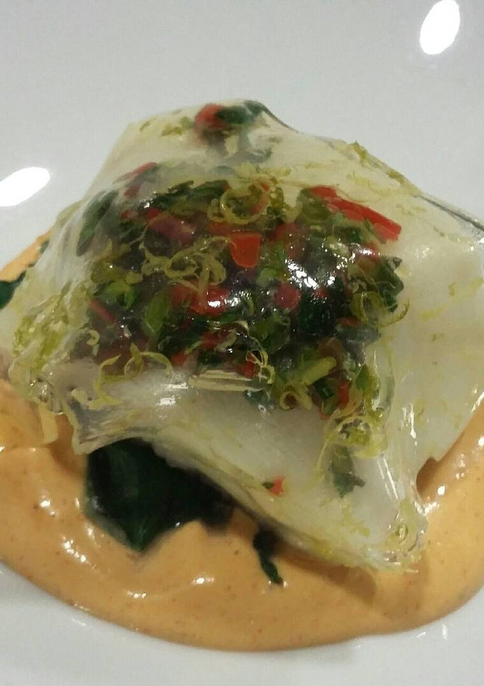 Una foto de Bacalao confitado con geleé de verduras y salsa rouille