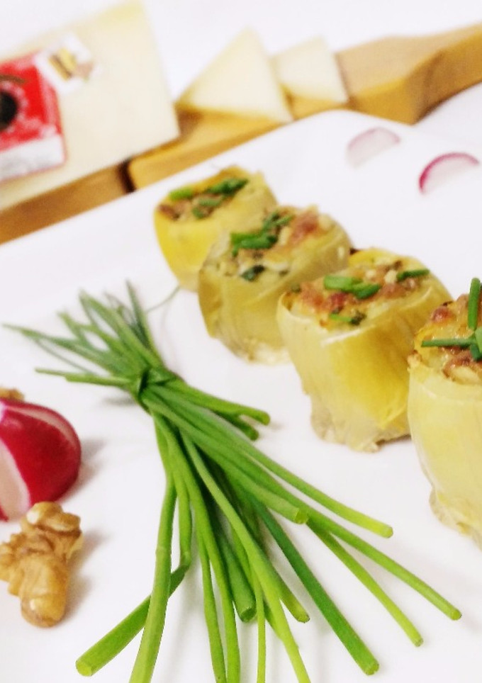 Una foto de Fondos de alcachofa rellenos de queso manchego curado