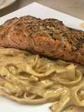Salmón Sobre una cama de Fettuccine Alfredo al estilo Sonorense