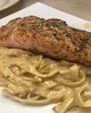 Salmón Sobre una cama de Fettuccine Alfredo al estilo Sonorense