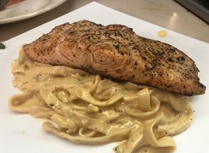 Una foto de Salmón Sobre una cama de Fettuccine Alfredo al estilo Sonorense