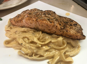 Una foto de Salmón Sobre una cama de Fettuccine Alfredo al estilo Sonorense