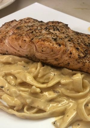 Una foto de Salmón Sobre una cama de Fettuccine Alfredo al estilo Sonorense