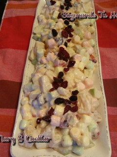Una foto de Ensalada de fruta fácil😋😋