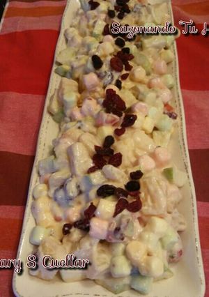 Una foto de Ensalada de fruta fácil😋😋