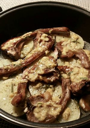 Foto principal de Chuletillas de cordero, en salsa de ajos crudos y mostaza