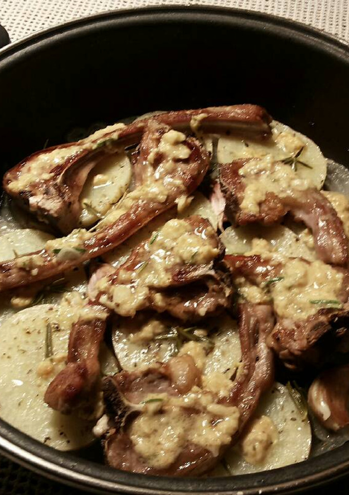 Una foto de Chuletillas de cordero, en salsa de ajos crudos y mostaza
