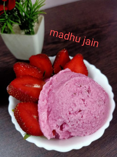 स्ट्रॉबेरी आइसक्रीम (strawberry ice-cream recipe in Hindi) रेसिपी मुख्य फोटो