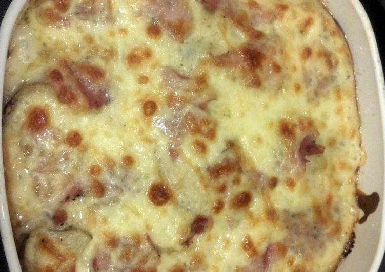 Recipe of Speedy Ham & provolone topped scalloped taters