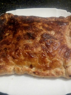 Una foto de Hojaldre relleno estilo pizza