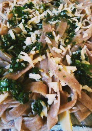 Una foto de Fideos nido integrales con albahaca y oliva súper rápido