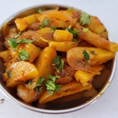 A picture of Onion potato chips stir fry shak.