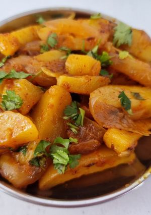 A picture of Onion potato chips stir fry shak.