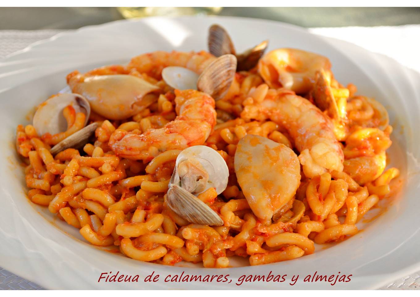 Fideua de calamares, gambas y almejas ( thermomix )