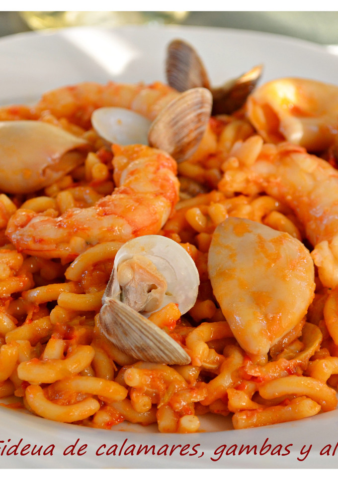 Una foto de Fideua de calamares, gambas y almejas ( thermomix )