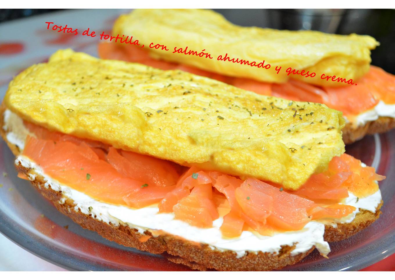 Tostas de tortilla con ahumados y queso