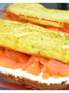 Una foto de Tostas de tortilla con ahumados y queso