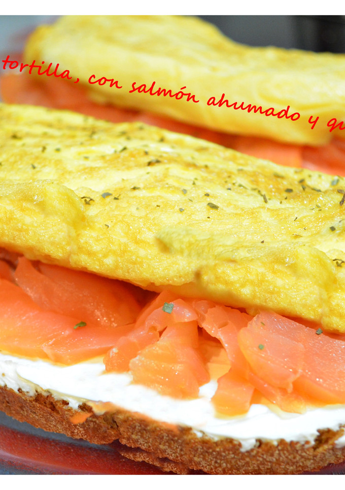 Una foto de Tostas de tortilla con ahumados y queso
