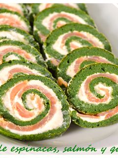 Una foto de Rollo de espinacas, salmón y queso