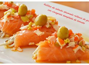 Una foto de Rollitos de salmón ahumado rellenos de gulas y vinagreta templada de tomate