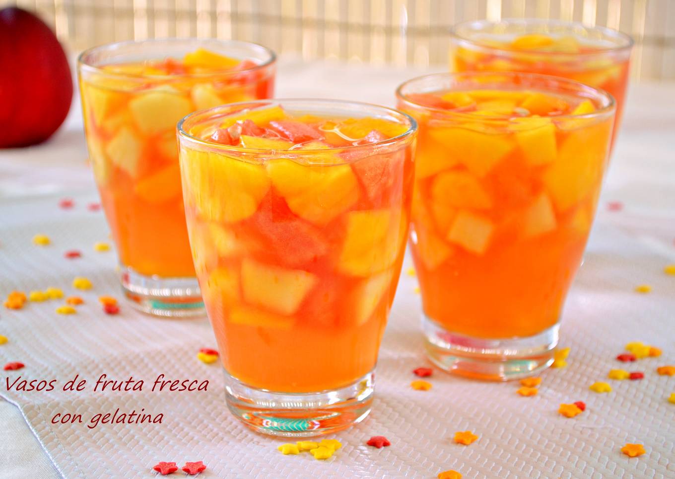 Vasos de fruta fresca con gelatina