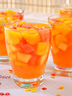 Foto principal de Vasos de fruta fresca con gelatina