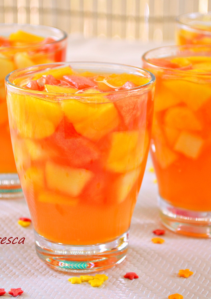 Una foto de Vasos de fruta fresca con gelatina