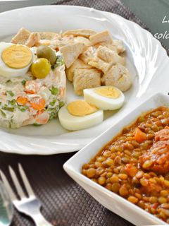Una foto de Lentejas guisadas, solomillo en papillote y ensaladilla.