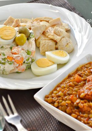 Una foto de Lentejas guisadas, solomillo en papillote y ensaladilla.