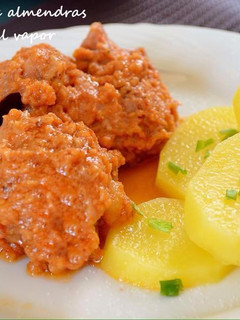 Una foto de Conejo en salsa de almendras y patatas al vapor