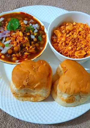 A picture of Kolhapuri Misal Pav.