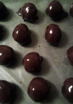 A picture of Peanutbutter balls.