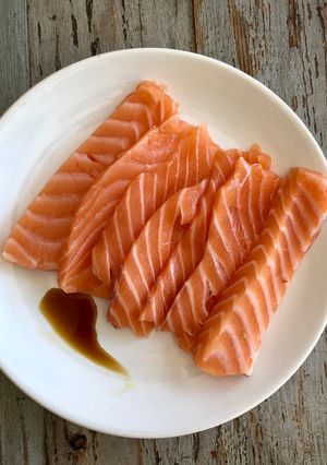Une photo de Sashimi de saumon