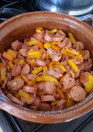 Una foto de Salchichas y tocino de pavo con pimientos