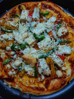 পনির ভেজ পিজ্জা (paneer veg pizza recipe in Bengali) রেসিপির প্রধান ছবি