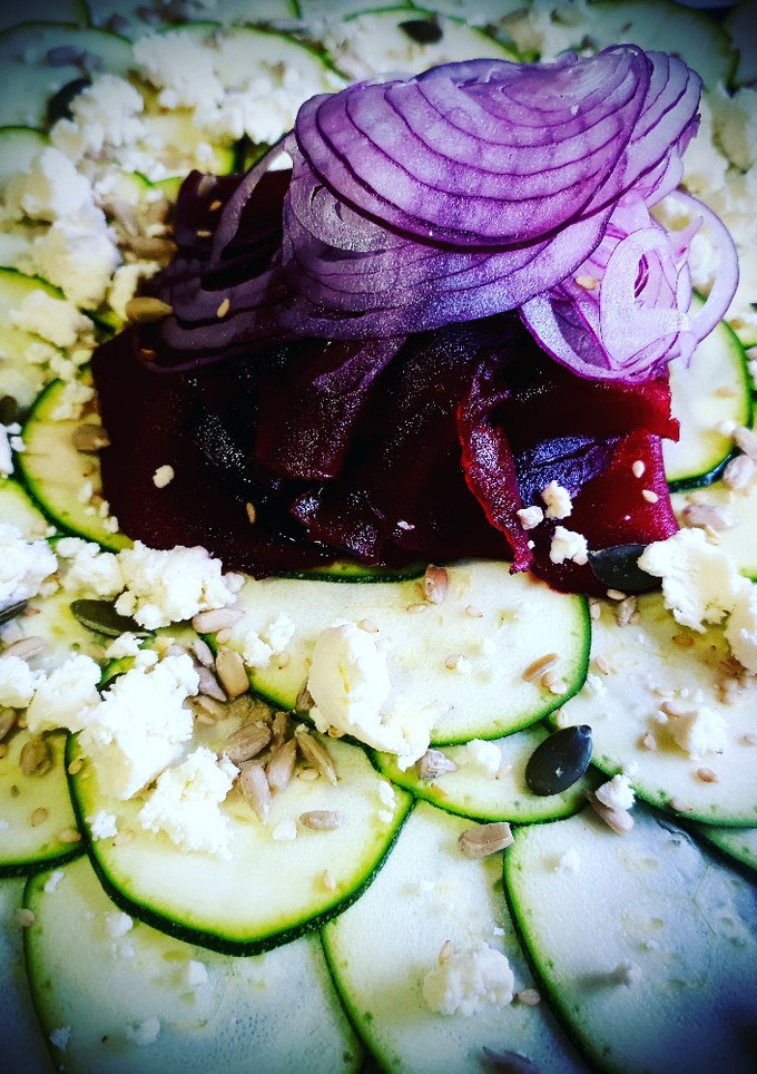 Una foto de Carpaccio de calabacín y remolacha con queso de cabra🥗