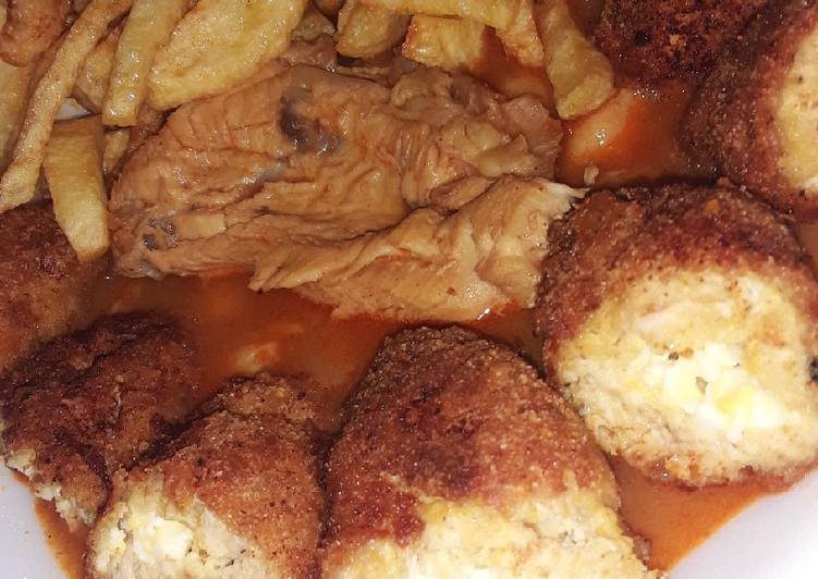 اصابع الدجاج محشية بيض و حبن مع مرقة حمرا بنة فووور 😋