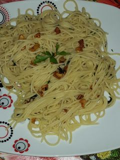 Una foto de Spaguetis al ajillo