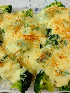 Una foto de Brócolis gratinados con queso viejo manchego con D.O