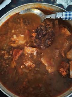 Una foto de Lentejas con morcilla, chorizo y costillas