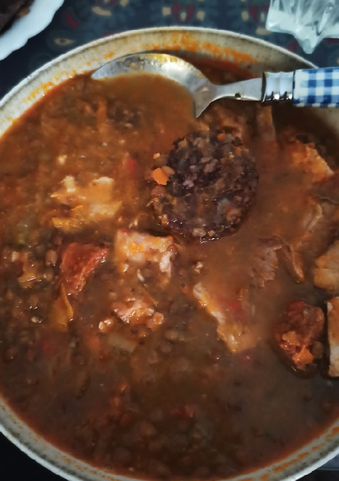 Una foto de Lentejas con morcilla, chorizo y costillas