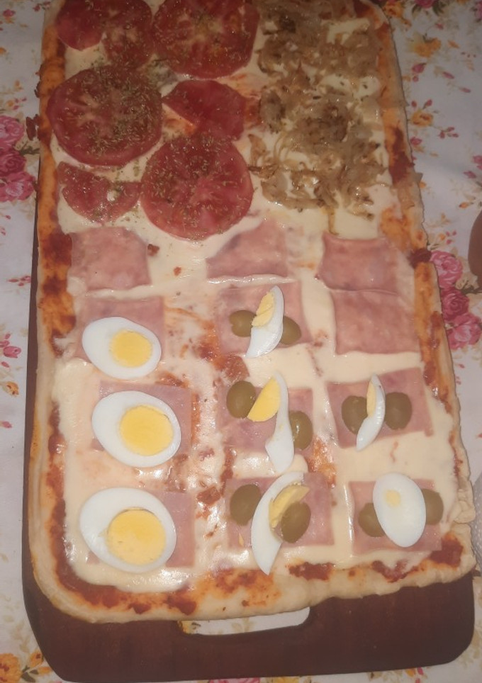 Una foto de Pizza casera en la plancheta