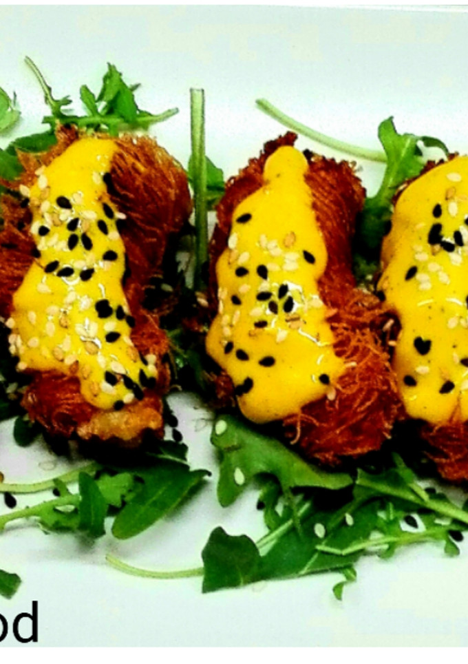Una foto de Gambas en salsa de mango con pasta kataifi
