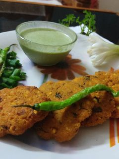 खमंग खुसखुशीत डाळवडा (daal vada recipe in marathi) रेसिपी चे मुख्य फोटो