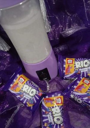 A picture of Blueberry biscuits shake.