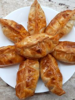 Una foto de Empanadillas de bacon🥓, tomate 🍅y queso 🧀