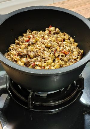 Una foto de El buen hacer del fuego lento: pasta corta con morcilla y pimiento