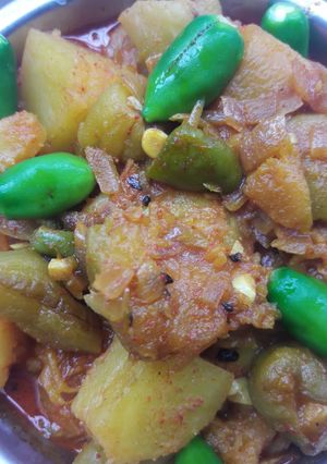A picture of Pointed gourd and potatoes curry.