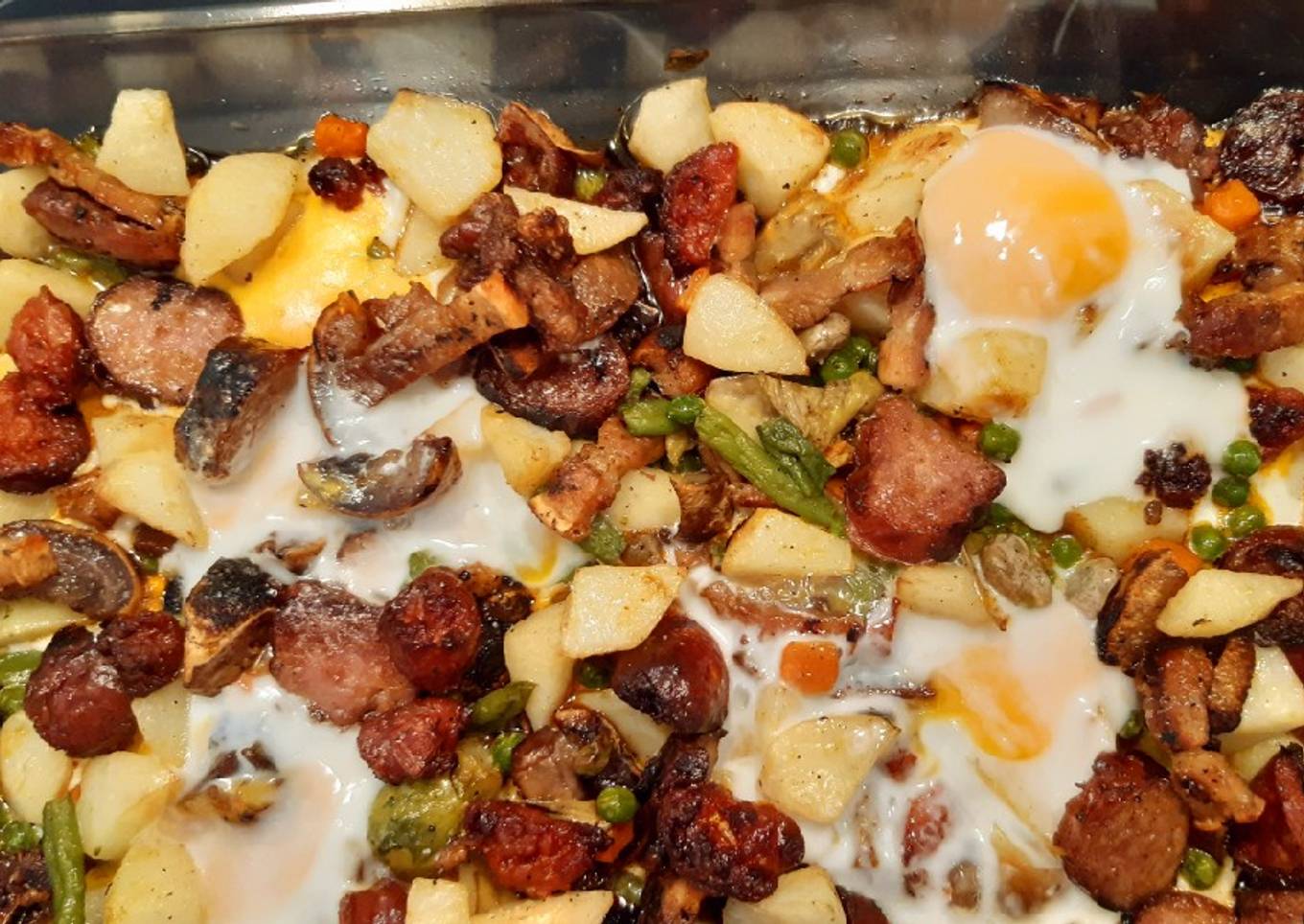 Huevos al horno con Restos de barbacoa y verduras