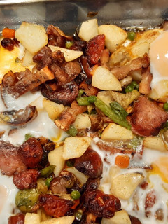 Una foto de Huevos al horno con Restos de barbacoa y verduras